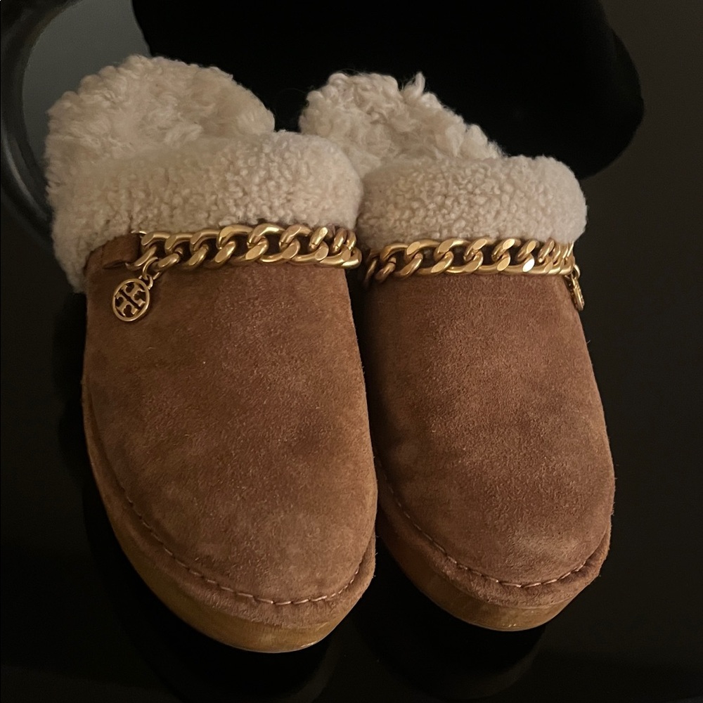 Tory Burch Benton shearling-lined suede clogs with a gold chain detail size 7